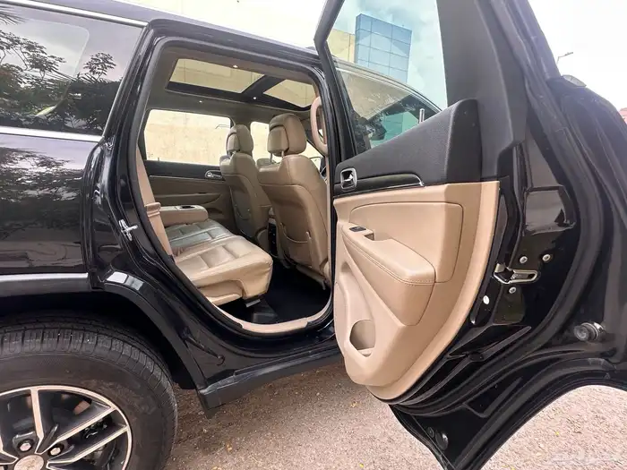 جيب جراند شيروكي 2019 فل ليمتيد بانوراما V6 دبل نضيف مصين 35