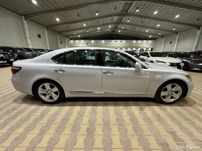 لكزس LS460 موديل 2008 فل كامل نظيف 3