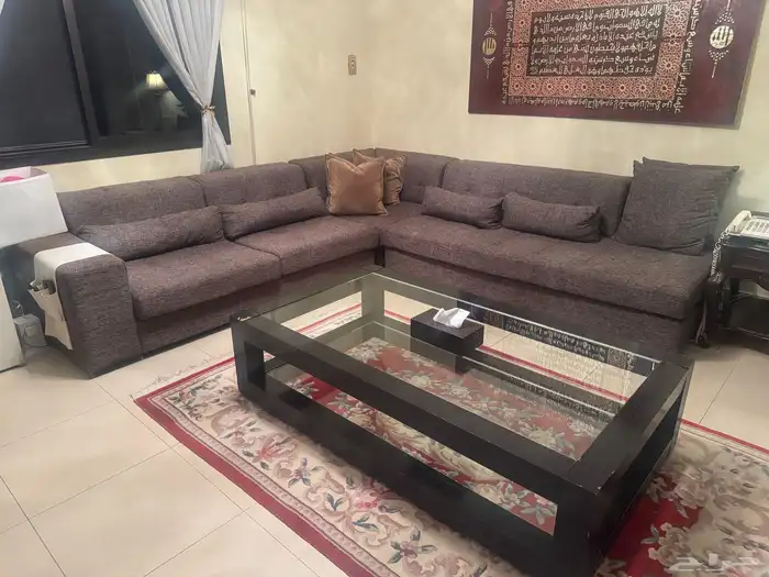 صالة مع طاولة وطاولات جانبية 0