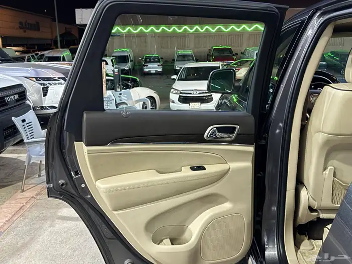 جراند شيروكي اوفرلاند 2015 (( بحالة ممتازة )) 24