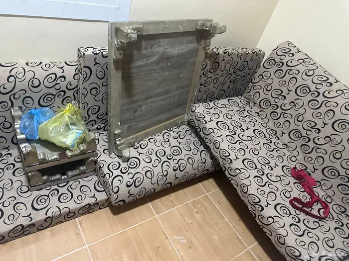 جلسه ارضية حوالي أربعة متر نظيفة جدا مع طاولة كبيرة وملحقات 0