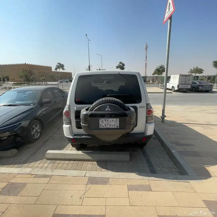 للبيع باجيرو باب واحد 3