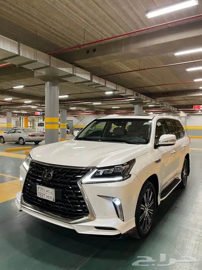 للبيع لكزس 2017 بريمي فل كامل العداد 215 الف 1