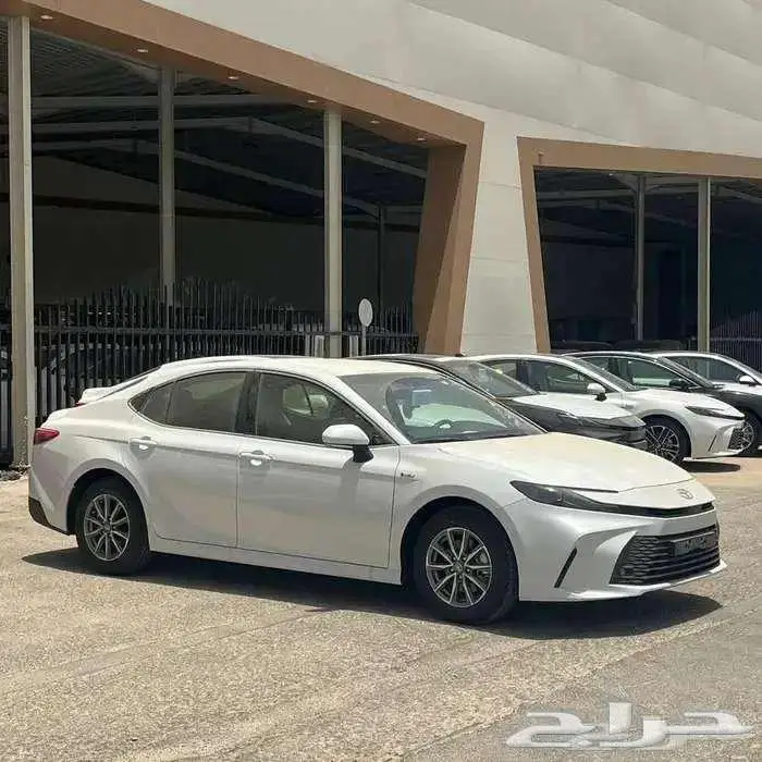 تويوتا كامري ستاندر هايبرد 2025 0
