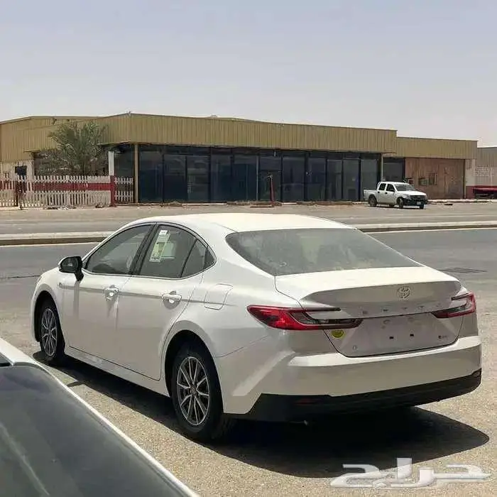 تويوتا كامري ستاندر هايبرد 2025 4