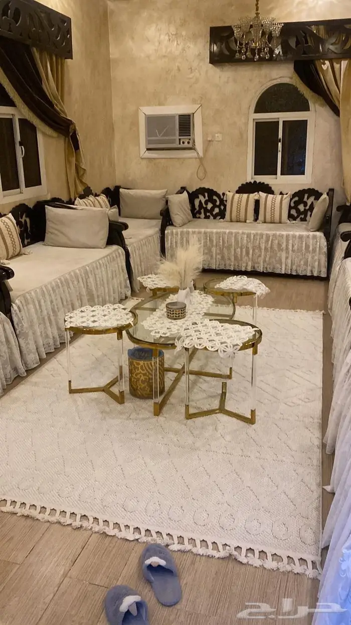 كراسي للبيع مع ديكور الستائر مع الطاولة 0