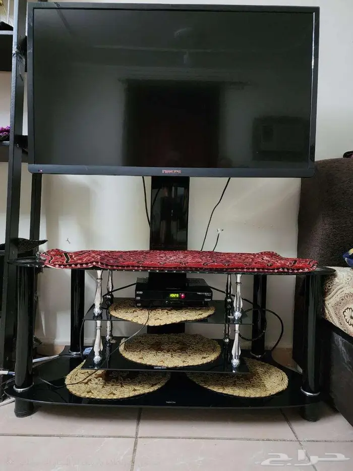 تلفزيون ذكي مع طاولة للتلفزيون 0