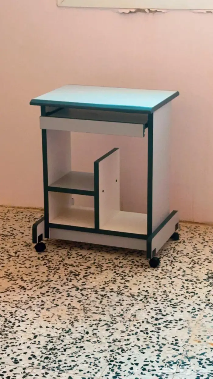 طاولة كمبيوتر طلاب بعجلات نظيفة جدا 0