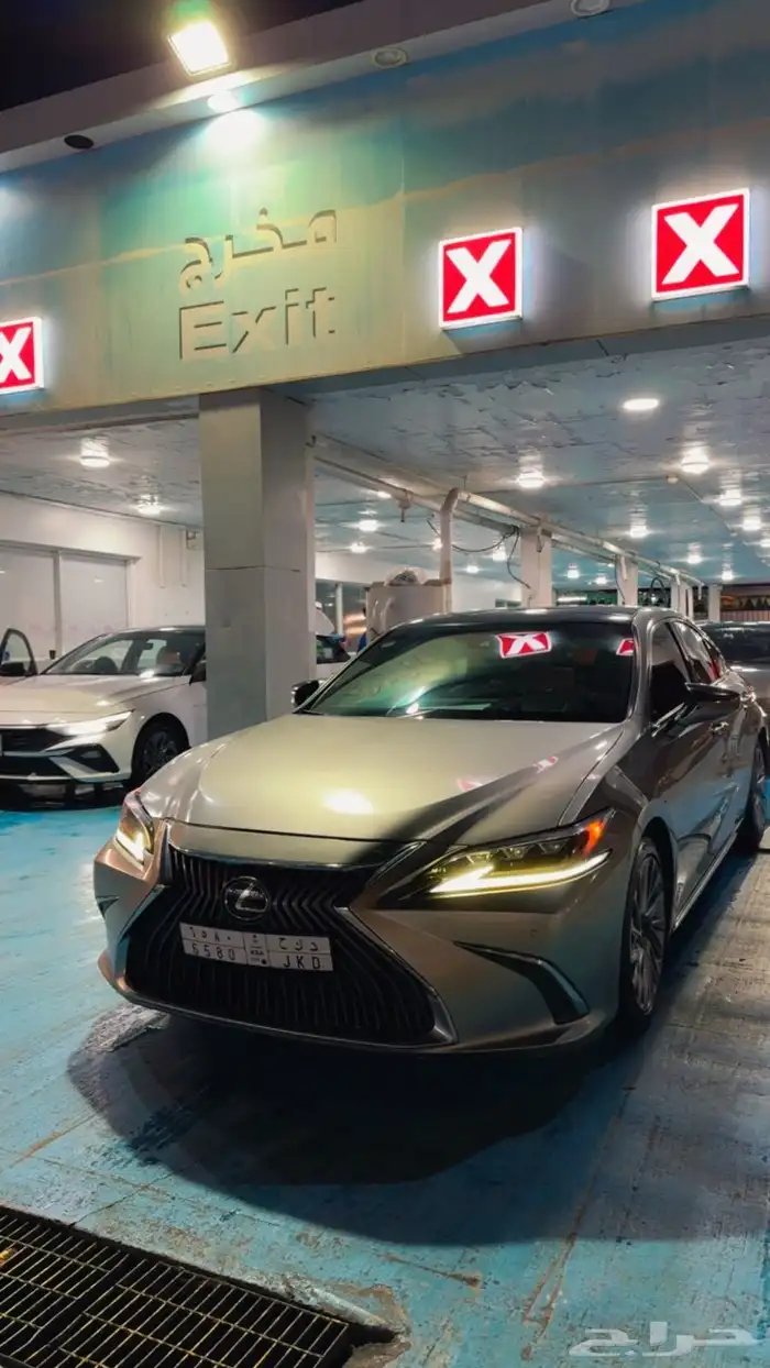لكزس اي اس 2019 8