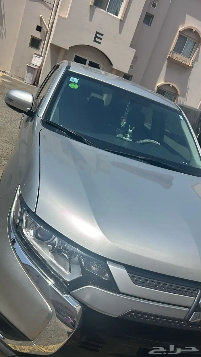 ميتسيبيوشي اوت لأندر موديل 2023 ممشى 20 الف بحال الوكاله 2