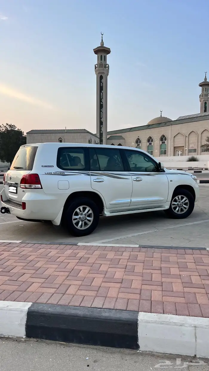 لاندكروزر جي اكس ار 2011 3