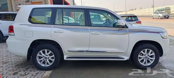 لاندكروزر GXR -رقم 3 فل كامل 6 سلندر البيع 136000 1