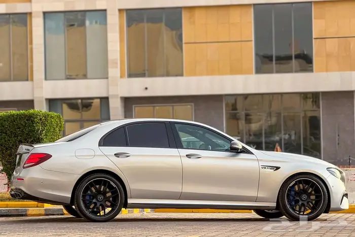مرسيدس E63 S AMG 2019 رمادي سعودي 2