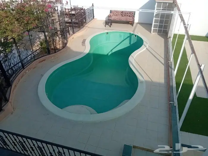 مسبح كبير بحالة المصنع 7