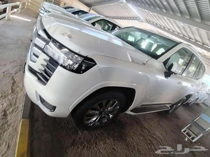 لاندكروزر L2 بنزين موديل 2025 حبه فقط ابيض لؤلؤي بنزين 3