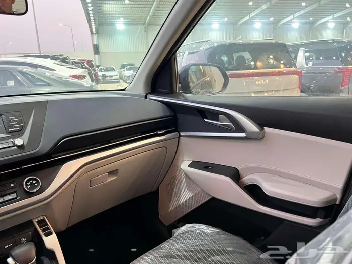 كيا كارينز نص فل موديل 2025 6