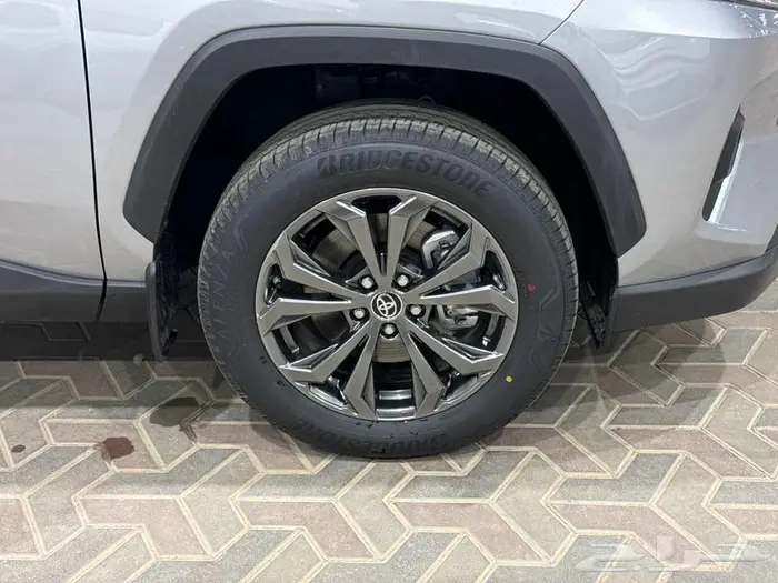 تويوتا رافور نص فل فتحة سقف فضي بنزين 2025 اقل سعر 31