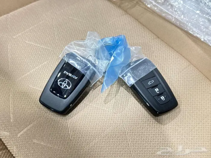 تويوتا رافور نص فل فتحة سقف فضي بنزين 2025 اقل سعر 46