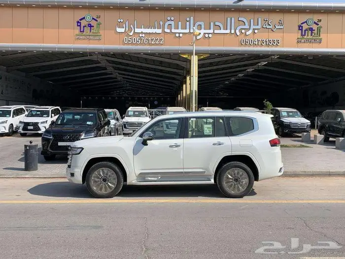 تويوتا لاندكروزر VX بنزين موديل 2024 3