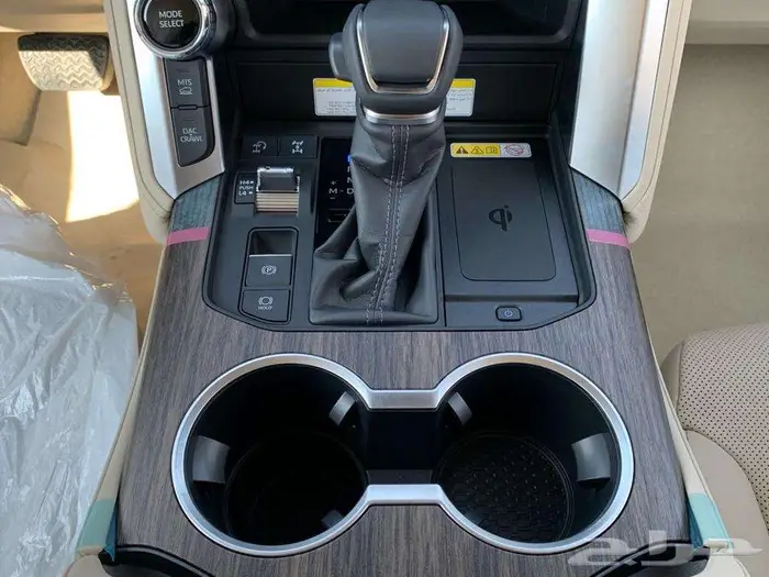 تويوتا لاندكروزر VX بنزين موديل 2024 20