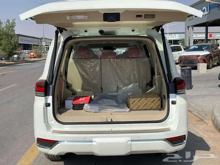 تويوتا لاندكروزر VX بنزين موديل 2024 14