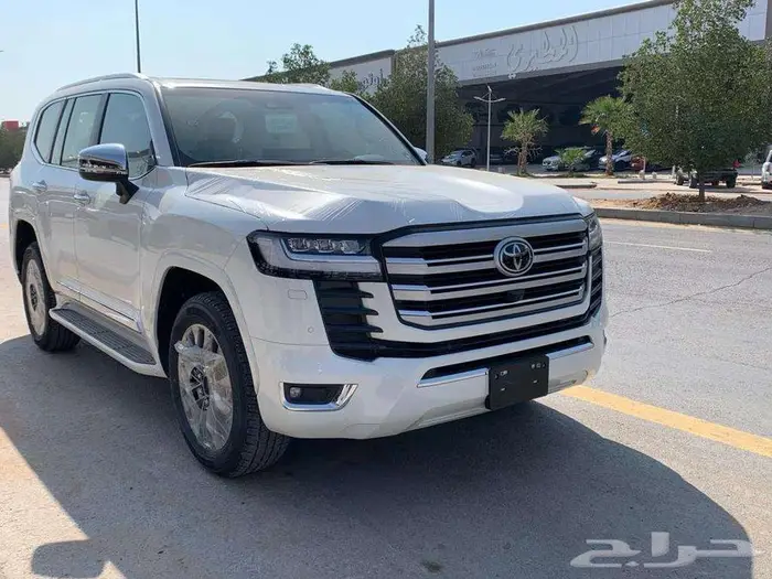 تويوتا لاندكروزر VX بنزين موديل 2024 1