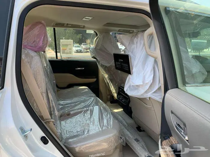 تويوتا لاندكروزر VX بنزين موديل 2024 17