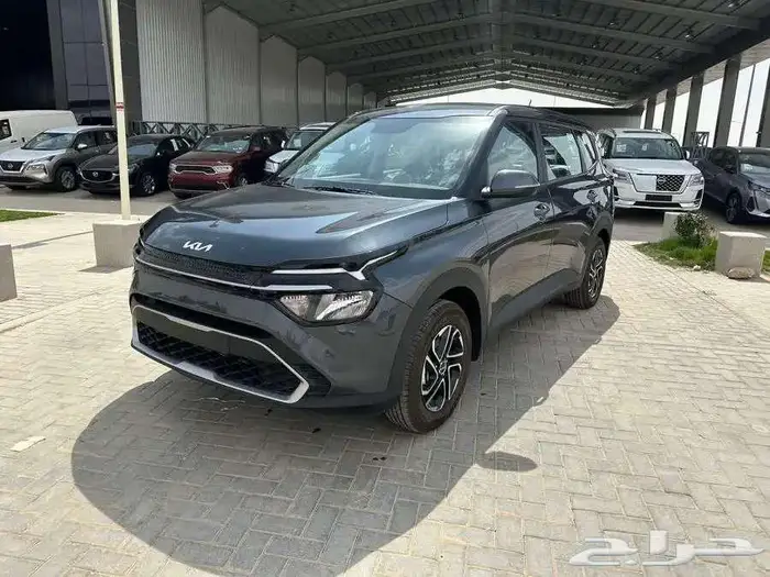 كيا كارينز ستندر 1.5 موديل 2025 شاشه وكاميرا 1