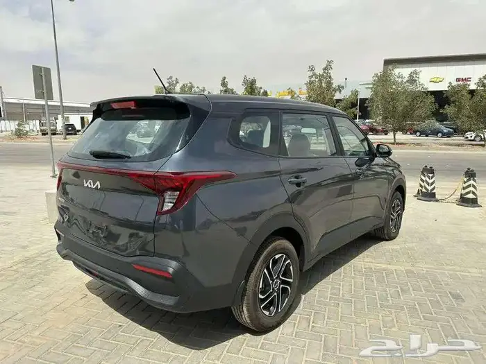 كيا كارينز ستندر 1.5 موديل 2025 شاشه وكاميرا 8