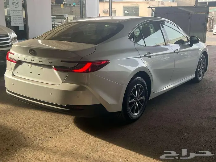 تويوتا كامري E بنزين موديل 2025ابيض 5