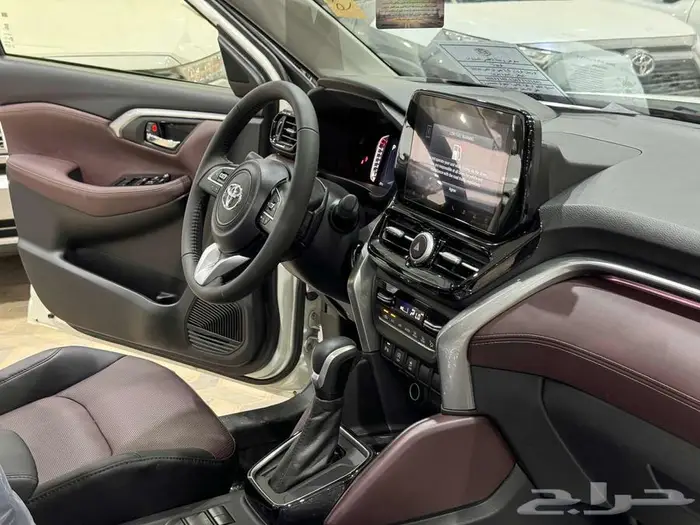 تويوتا اوربان فل ابيض سقف اسود بنزين 2026 اقل سعر كاش واقساط 25