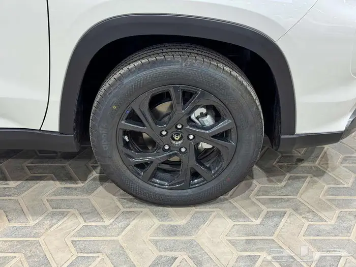 تويوتا اوربان فل ابيض سقف اسود بنزين 2026 اقل سعر كاش واقساط 39