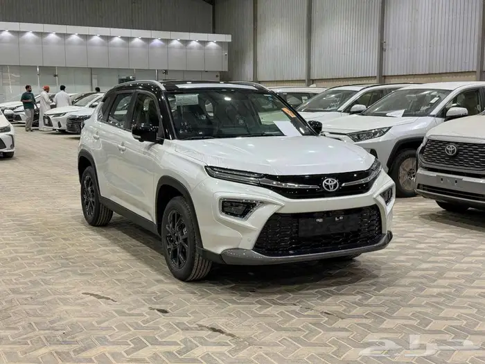 تويوتا اوربان فل ابيض سقف اسود بنزين 2026 اقل سعر كاش واقساط 1