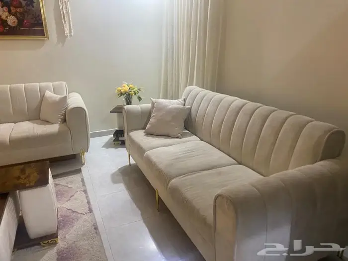 طقم كنب زائد سجاد و ستائر وطقم طاولات 0