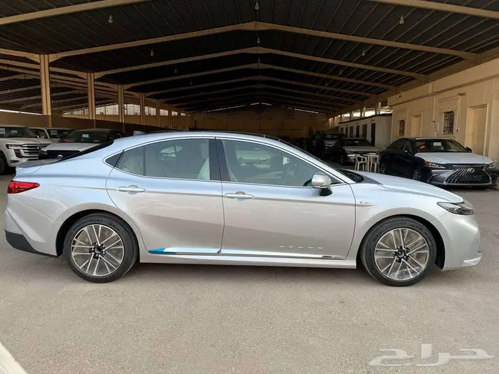 تويوتا كامري LE هايبرد 2025 متاح اقساط و كاش 3