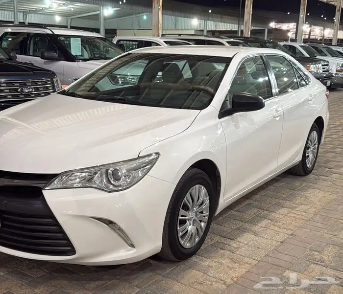 كامري تويوتا 2016 ابيض ماشي 35 الف كيلو وكاله 0