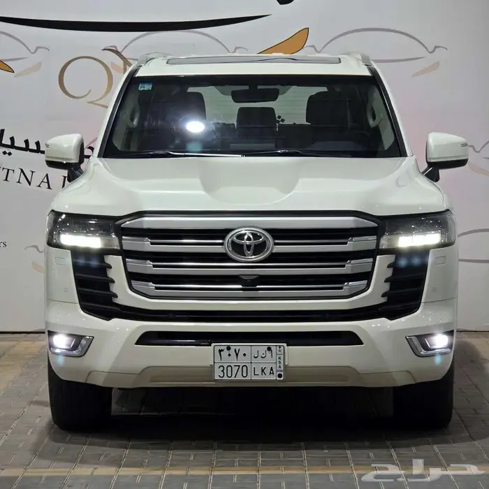 لاندكروزر GXR رقم 3 بنزين 2023 ممشى 51 الف كيلو 1