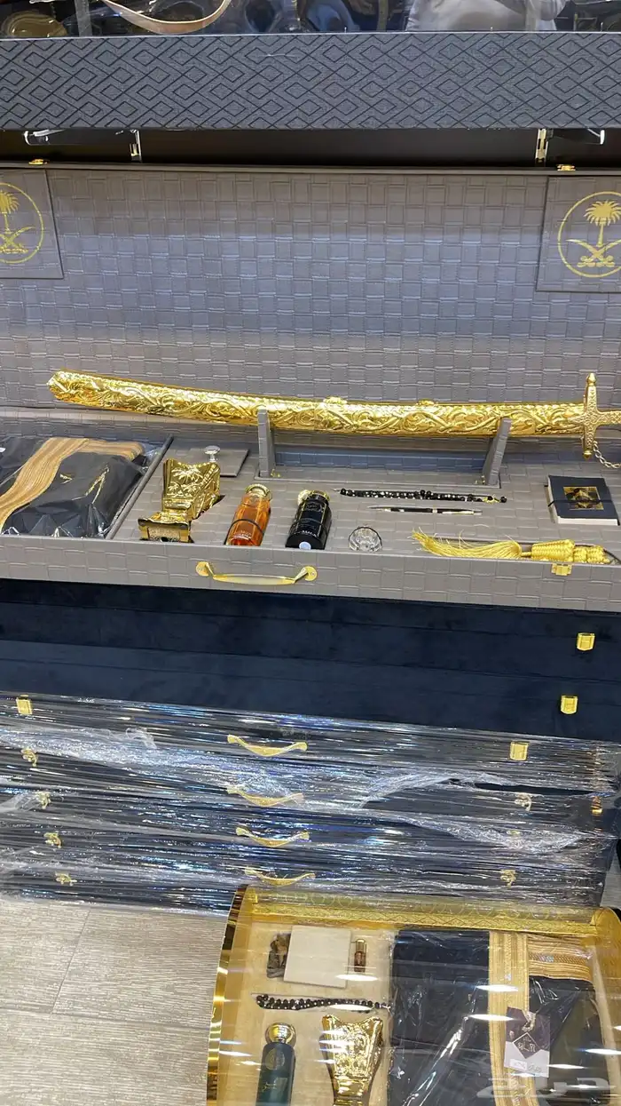 هدايا زواج ترقية تقاعد تخرج بشت شتوي سيوف دروع 81