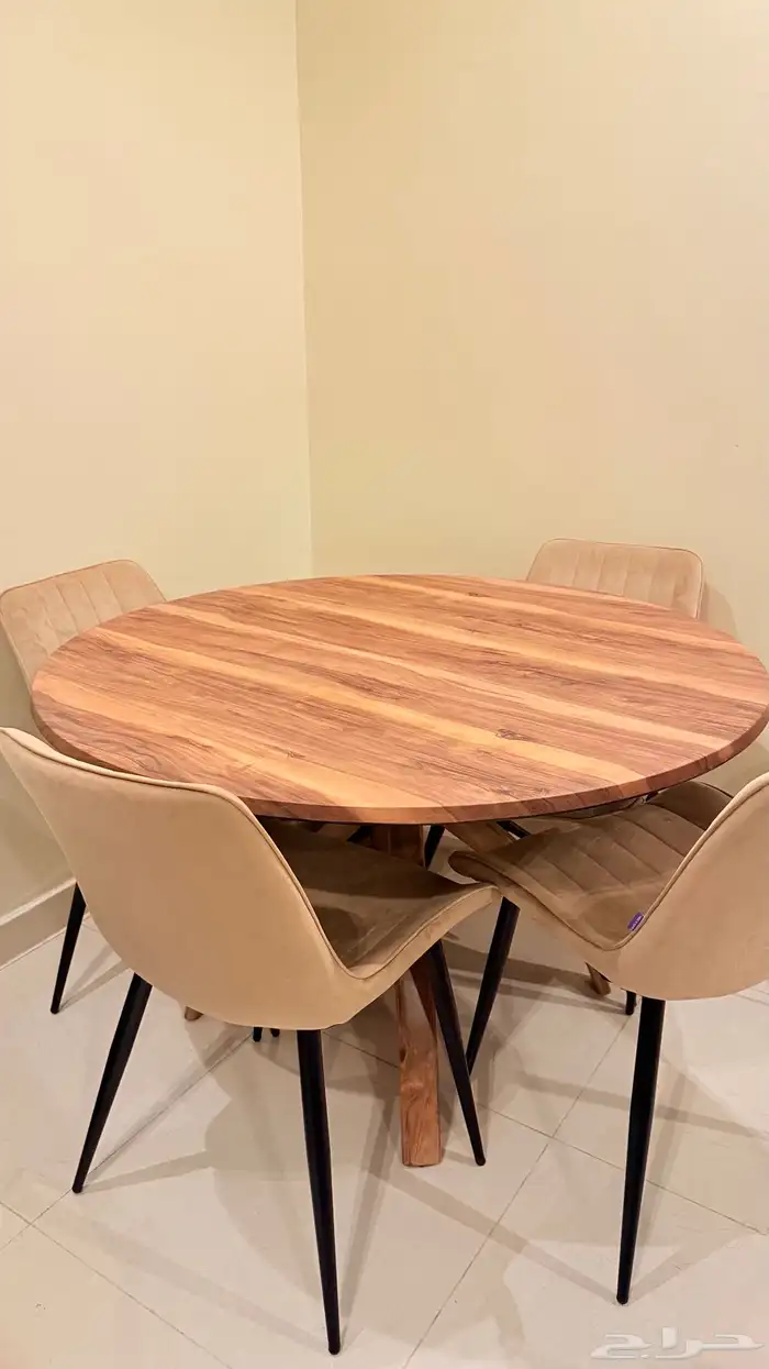 طاولة خشب مع اربع كراسي 2