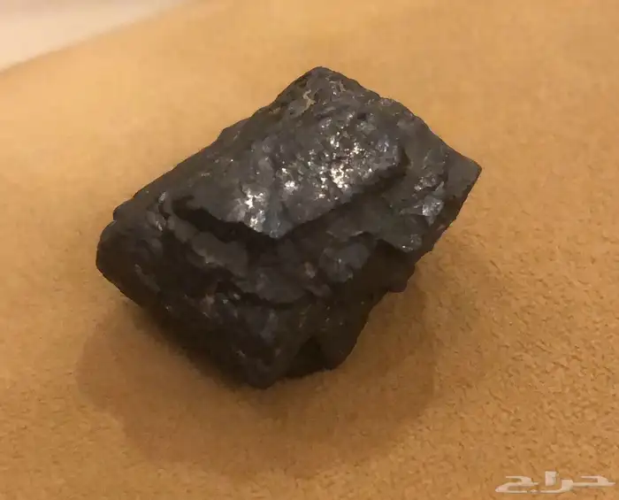 حجر ثقيل جدا جاذب للمغناطيس بشكل جزئي 0