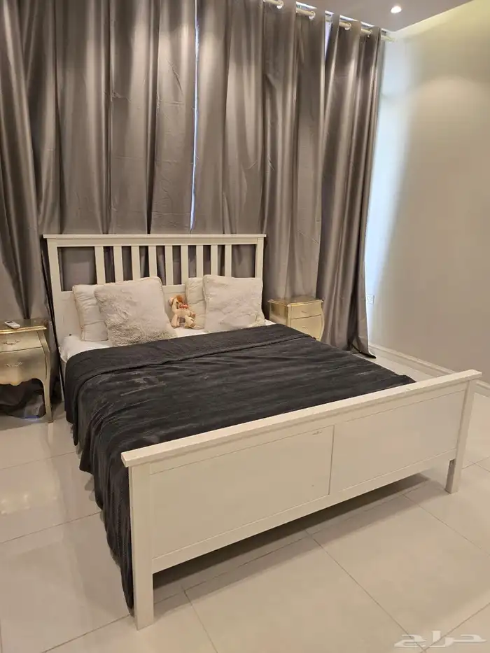 سرير ومرتبة وطاولة تلفزيون 1