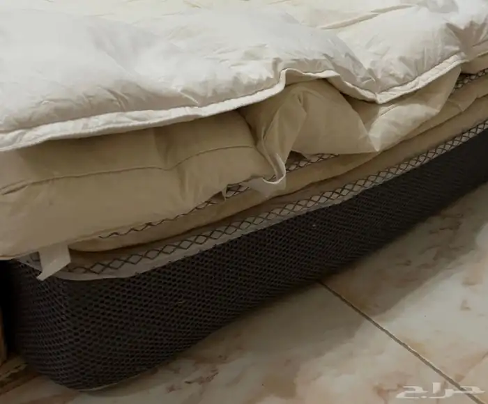 للبيع فرشة سرير مع لباد 1