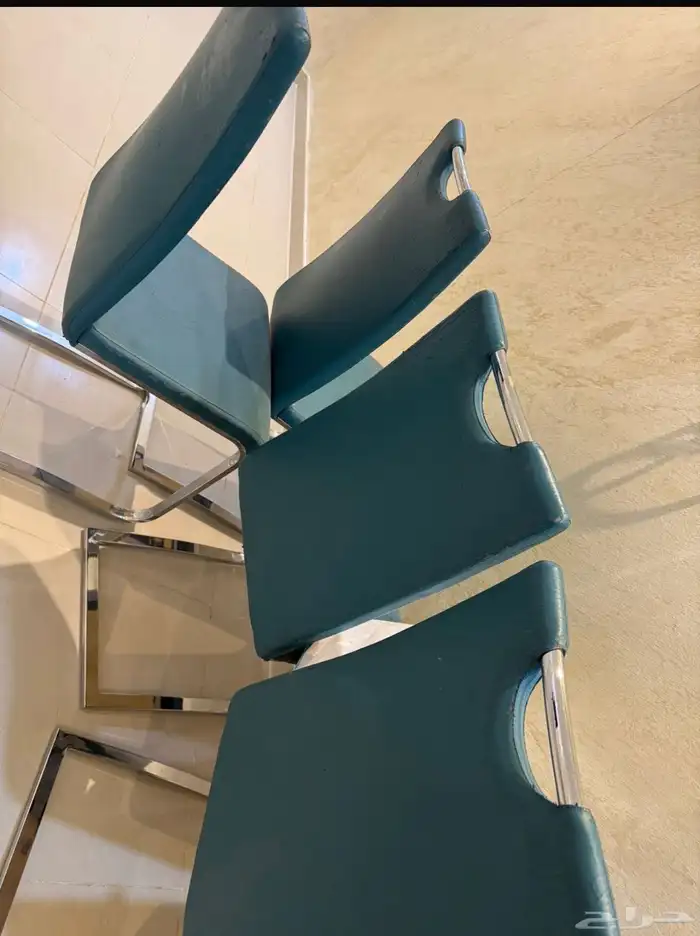 للبيع أواني مطبخ و كراسي طاولة طعام وكنب مجلس مع طاولتين 1