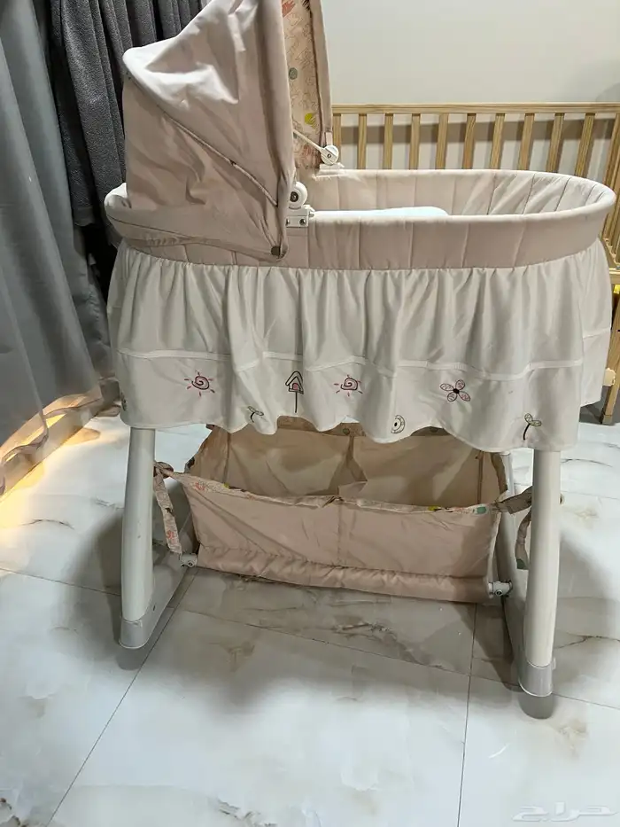 سرير مواليد نظف جدا شبه جديدماركه معروفه ماركت mamaLoE 0