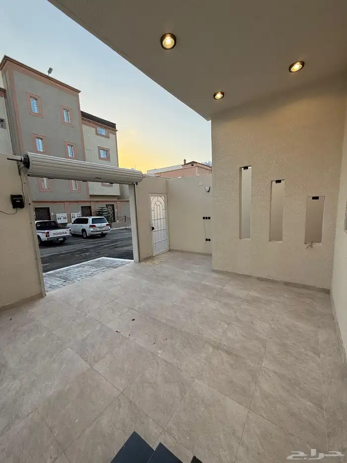 للبيع شقق ارضيه ببايكة سيارة وشقق علويه ف حي الموسي 2