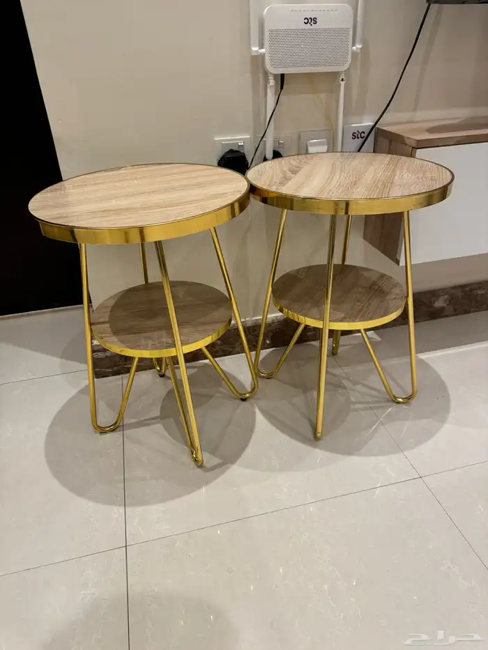 صالون للبيع مكوّن من  3 3 1 1 زاوية في الوسط مع طاولة كبيرة 4