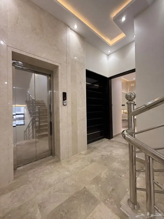 للبيع شقة علوي 6 وسطح خاص بسعر 500 الف خلف العثيم بالمحالة 0