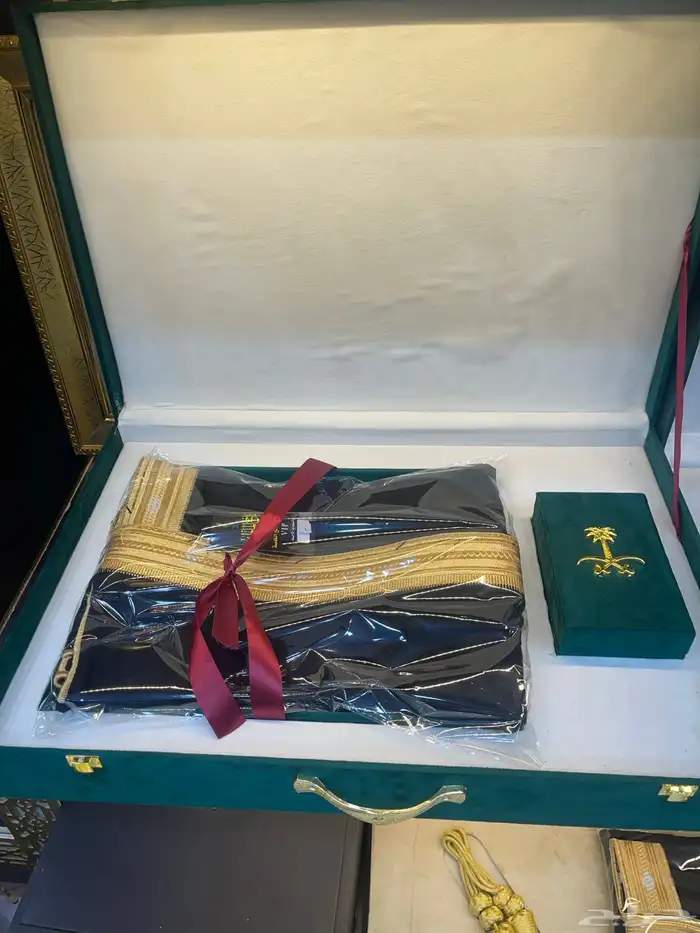 هدايا زواج ترقية تقاعد تخرج بشت شتوي سيوف دروع 84