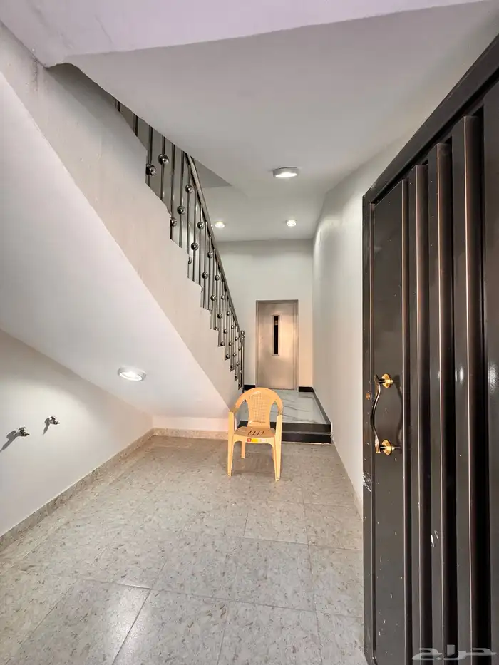 للبيع شقه 6 غرف مع سطح شارعين زاويه من 520 الف بالخميس 5