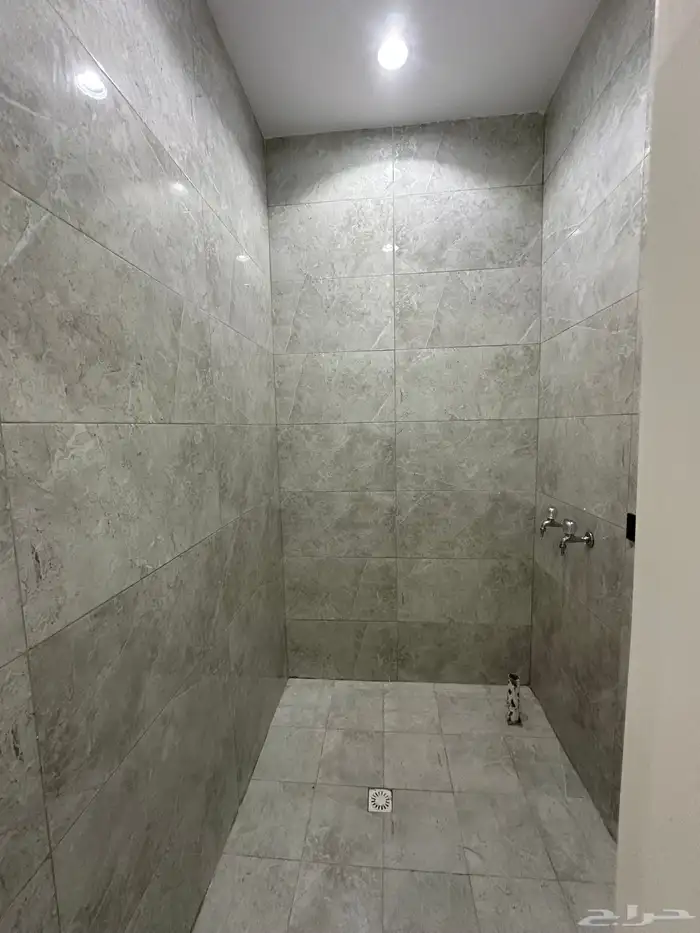 للبيع روف علوى بمدخل سياره مكون من 9 غرف بخميس مشيط 22